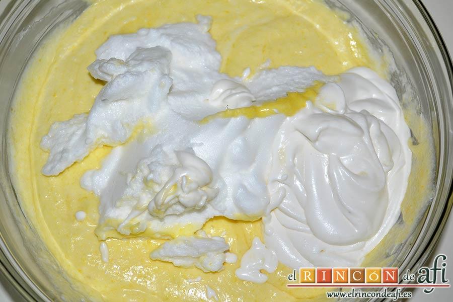 Tarta de mousse de mango con gelée, incorporarlas con movimientos envolventes