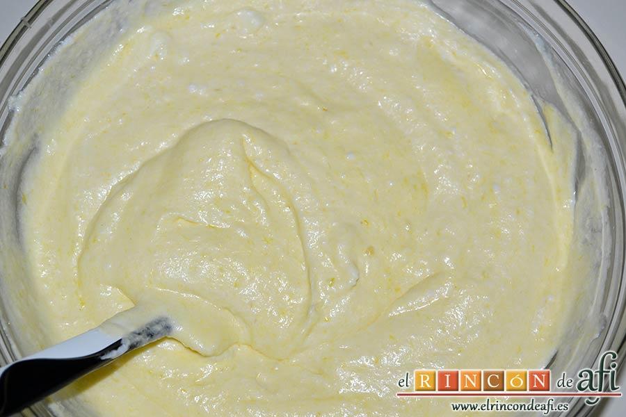 Tarta de mousse de mango con gelée, mezclar todo hasta que esté integrado