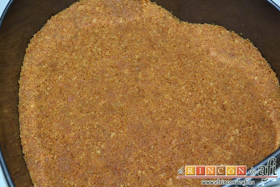 Tarta de mousse de mango con gelée, verter sobre el molde y darle forma