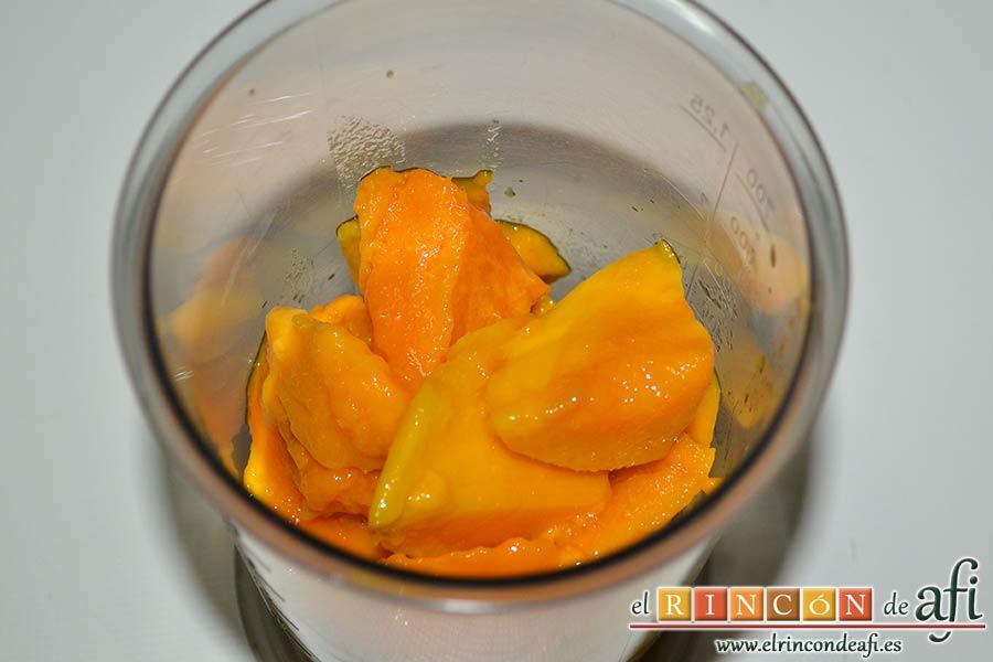 Tarta de mousse de mango con gelée, pelarlos, trocearlos y ponerlos en el vaso de la trituradora