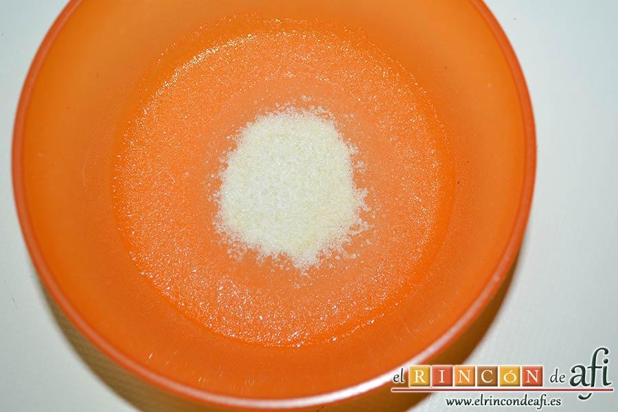 Tarta de mousse de mango con gelée, poner los sobres de gelatina a hidratar con agua