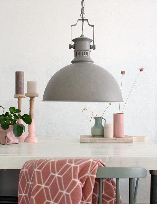 Iluminar el salón comedor permite resaltar un estilo decorativo.