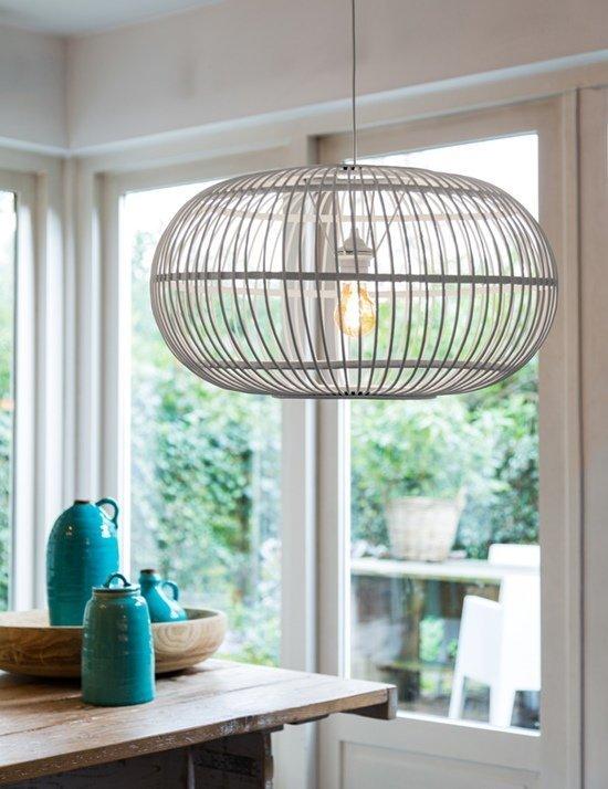Atrévete a iluminar tu salón con una lámpara jaula.