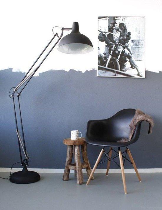 La lámpara de pie es ideal para el rincón de lectura al iluminar el salón.