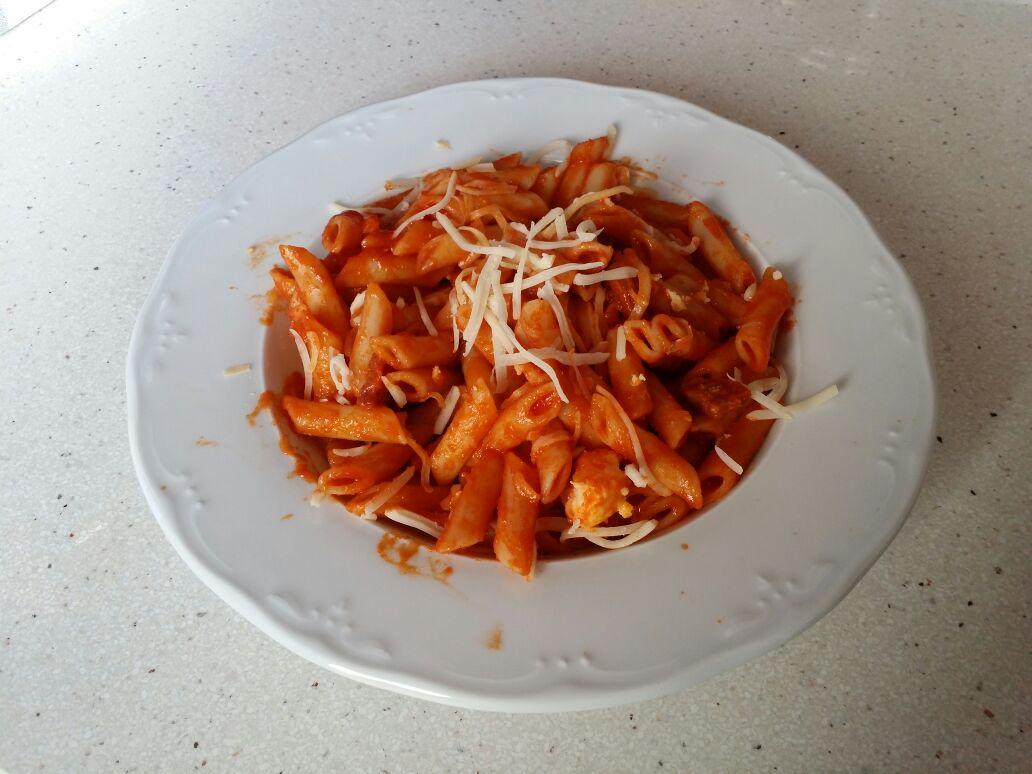 Macarrones con chorizo y huevo