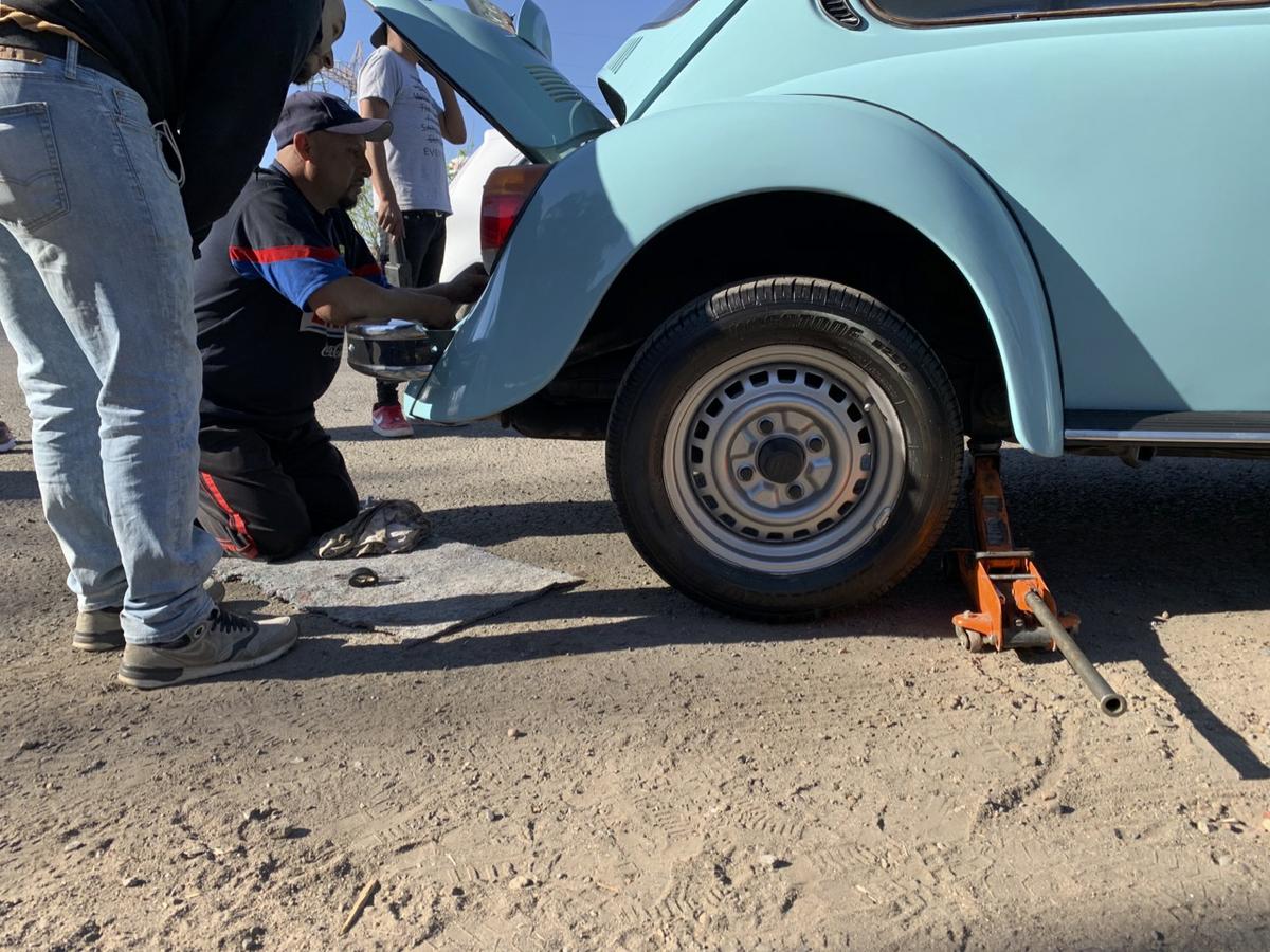 Vocho descompuesto: cosas que pasan cuando tienes un carro viejito