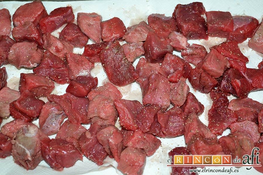 Estofado de ternera otoñal, salpimentar la ternera