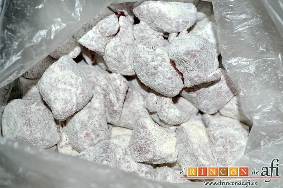 Estofado de ternera otoñal, pasar la carne por harina con ayuda de una bolsa