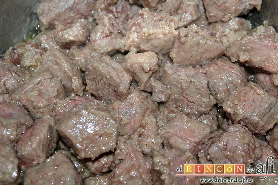 Estofado de ternera otoñal, sellarla por todas partes