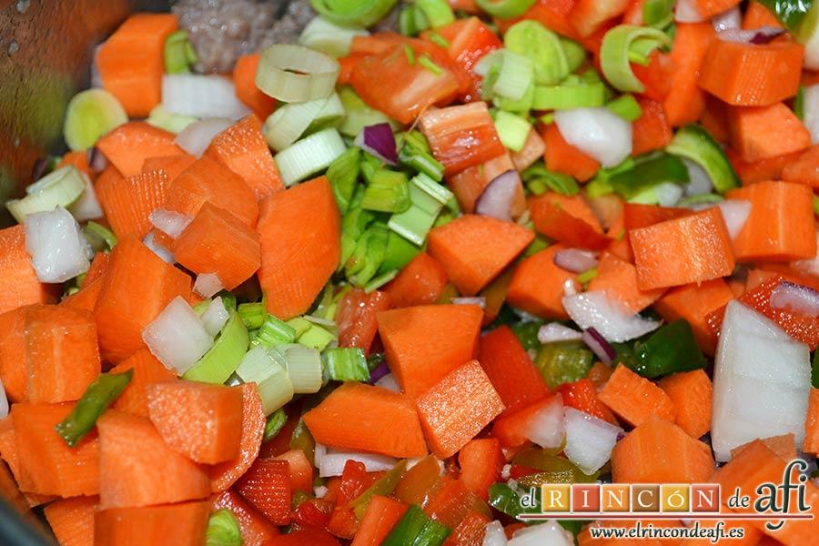 Estofado de ternera otoñal, añadir las verduras troceadas