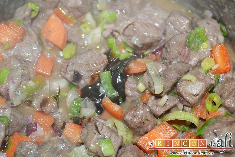 Estofado de ternera otoñal, añadir el concentrado de carne