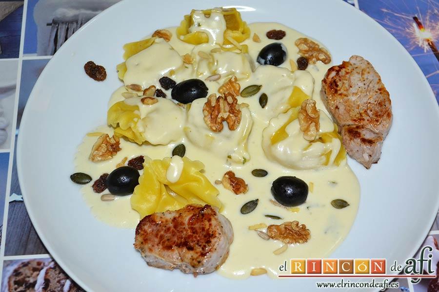 Tortelloni con crema de queso azul y albahaca