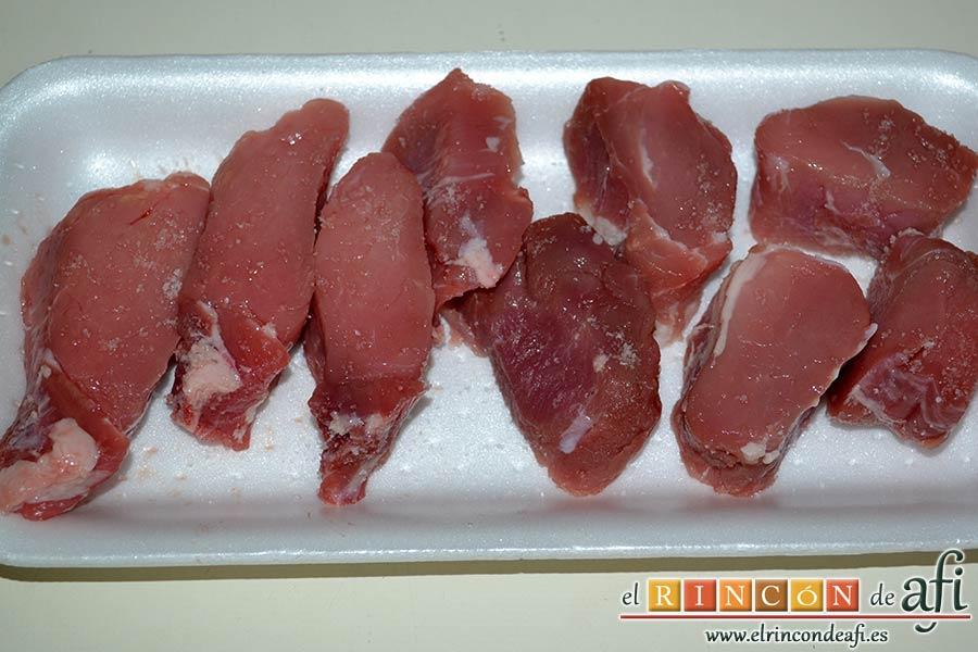 Tortelloni con crema de queso azul y albahaca, salar los medallones de solomillo