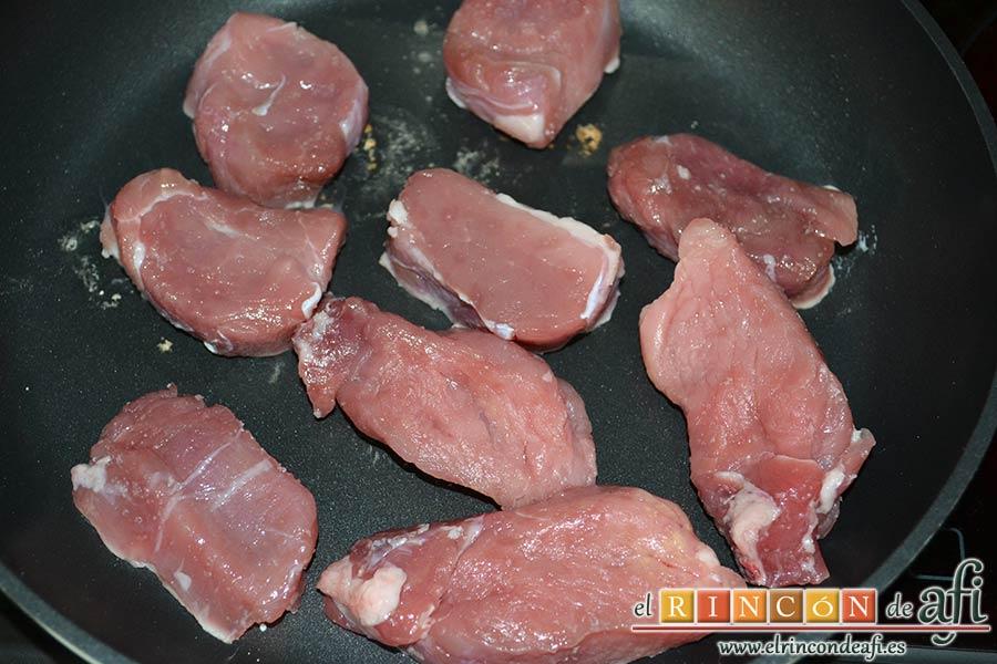 Tortelloni con crema de queso azul y albahaca, ponerlos en una sartén sin nada de aceite