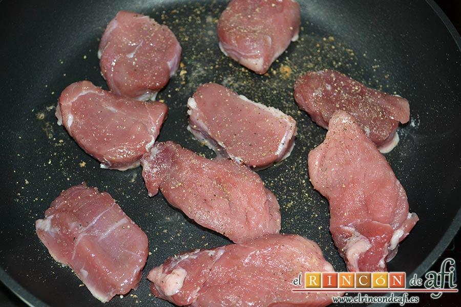 Tortelloni con crema de queso azul y albahaca, espolvorear con pimientas al gusto