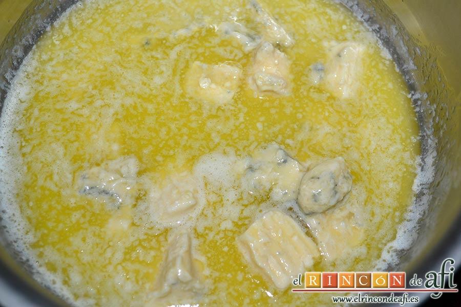 Tortelloni con crema de queso azul y albahaca, añadir el queso azul a trozos