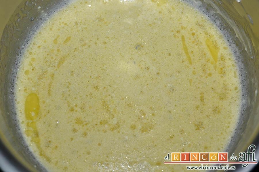 Tortelloni con crema de queso azul y albahaca, remover bien hasta fundir