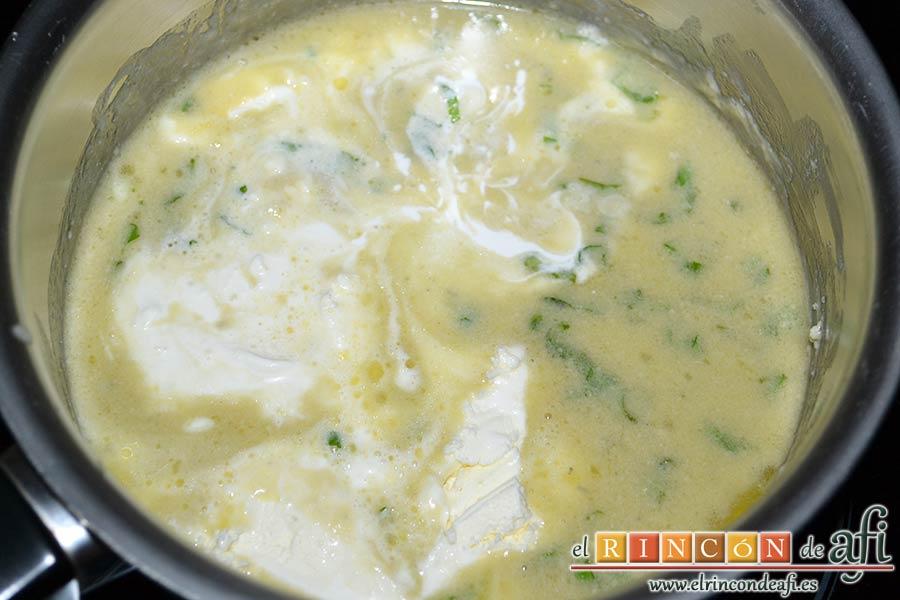 Tortelloni con crema de queso azul y albahaca, añadir la nata (crema de leche)