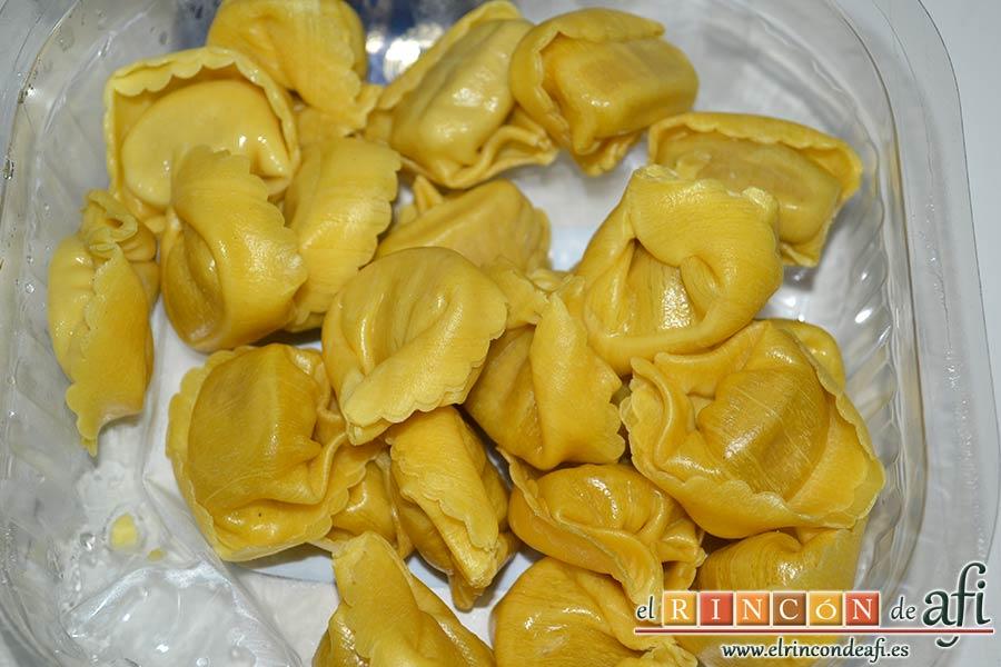 Tortelloni con crema de queso azul y albahaca, preparar los tortelloni