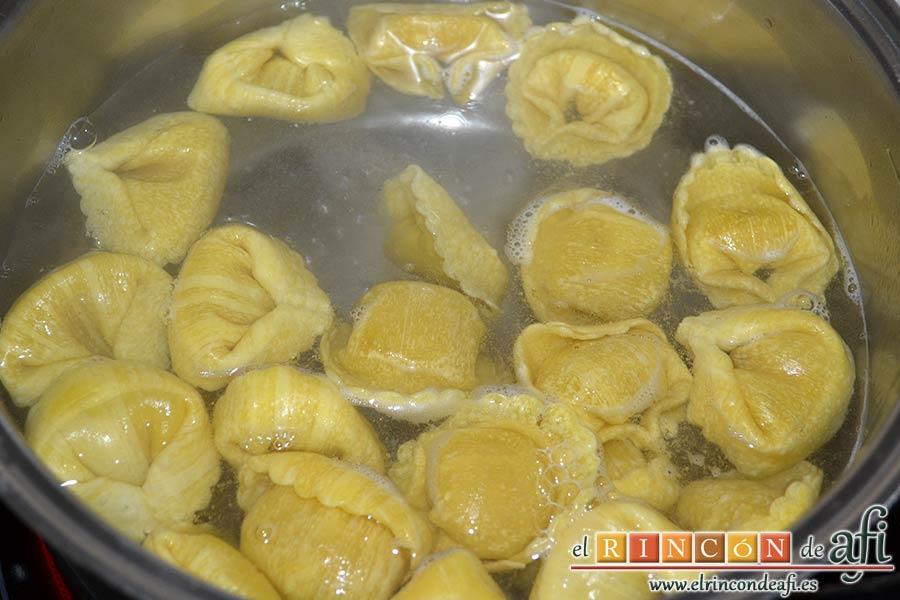 Tortelloni con crema de queso azul y albahaca, cocerlos según fabricante