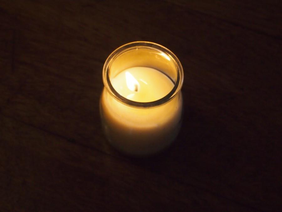 Vela hecha con aceite reusado encendida