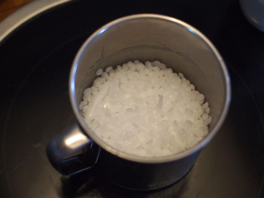 Cera en el cazo puesta a derretir