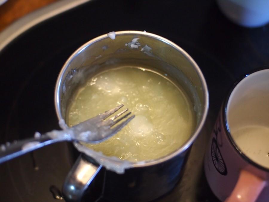 Cera y aceite derritiendose para las velas caseras