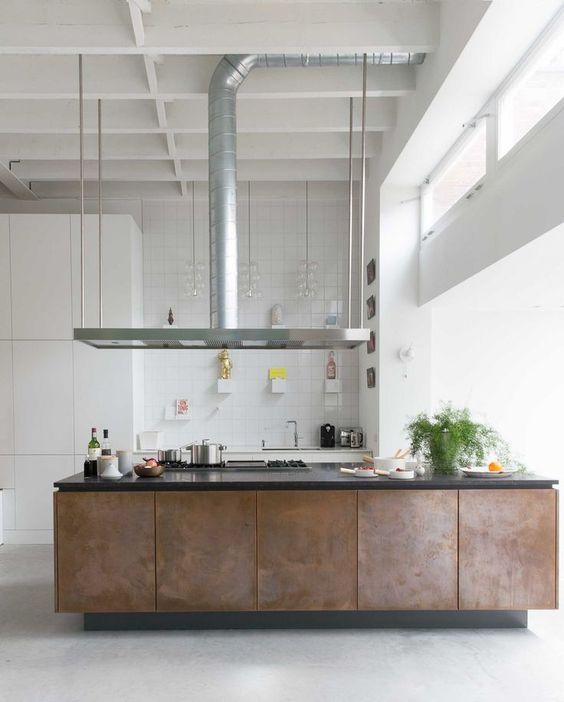 decoralinks | isla revestida de metal en cocina blanca
