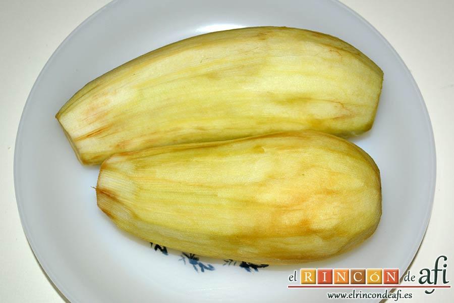 Croque cake de berenjenas, lavar las berenjenas, cortarles los extremos y pelarlas