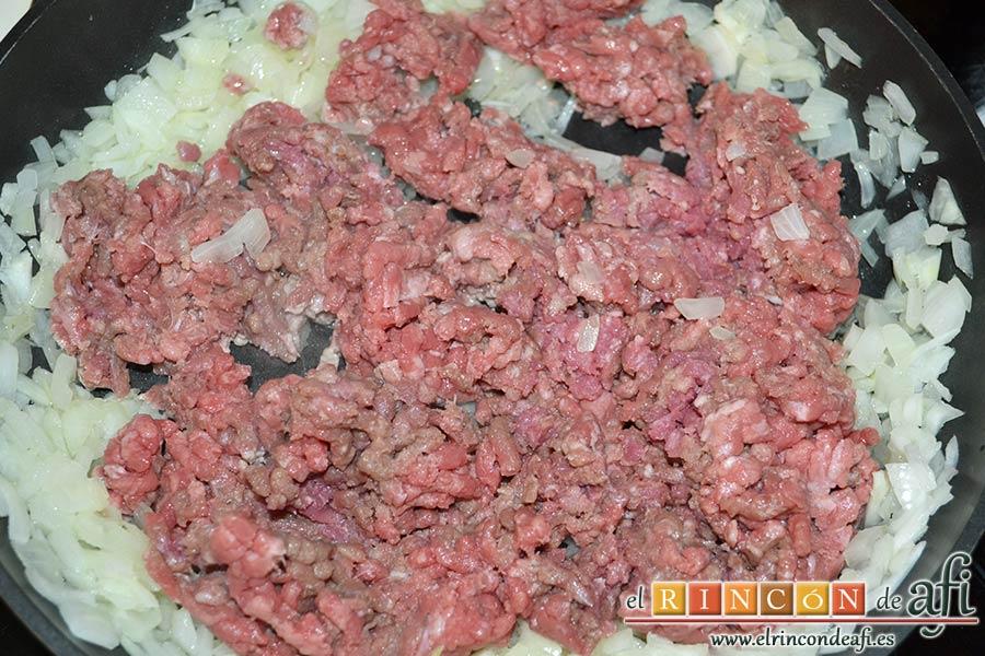 Croque cake de berenjenas, cuando esté transparente añadir la carne