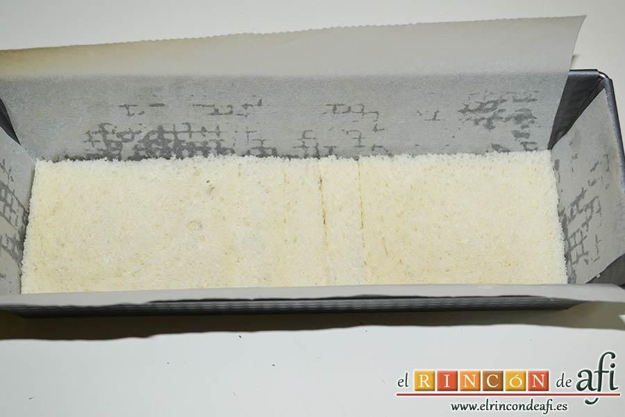 Croque cake de berenjenas, cubrir la base con pan de molde