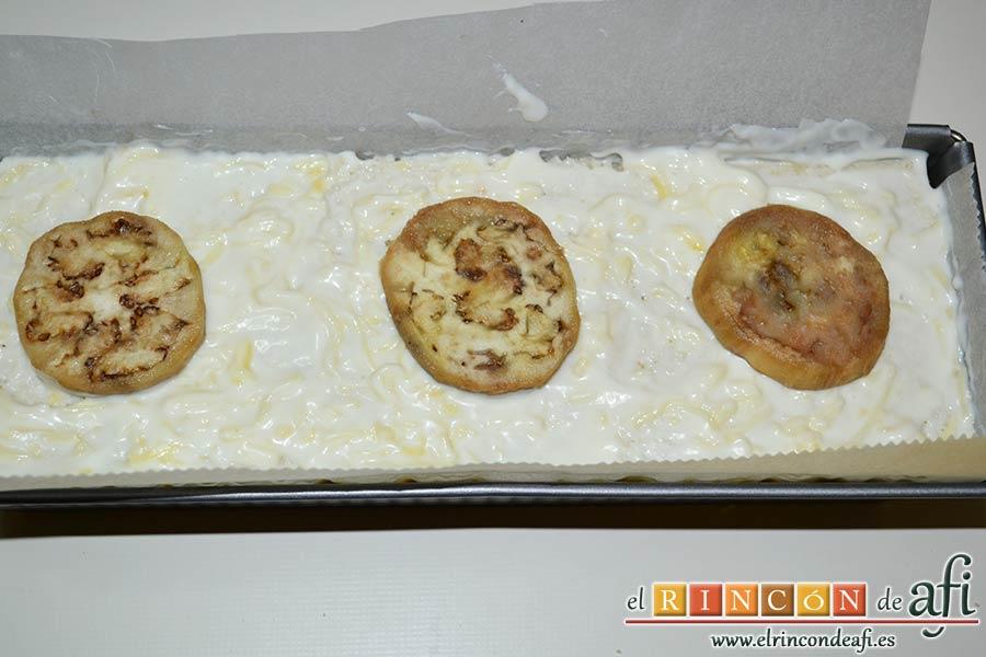 Croque cake de berenjenas, cubrir con bechamel y decorar con berenjenas