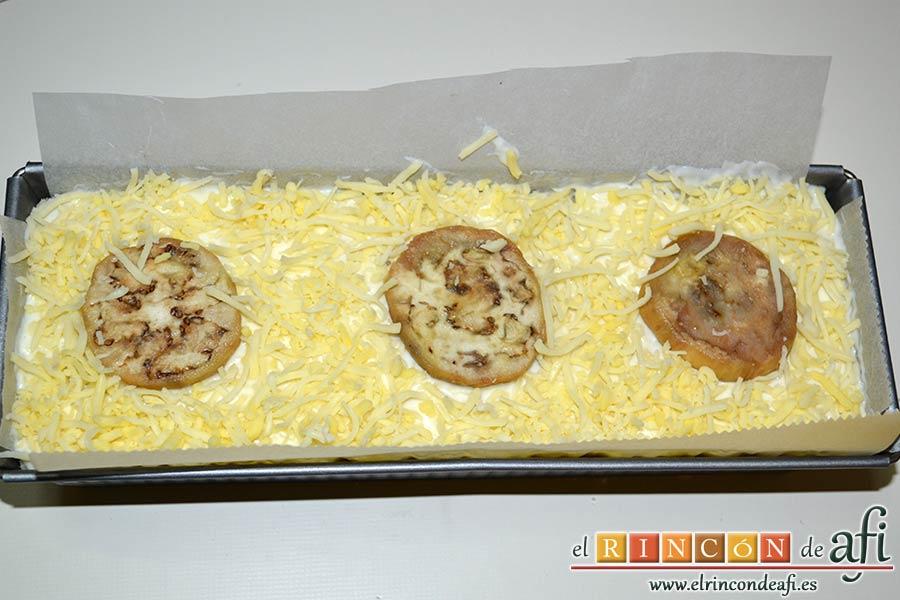Croque cake de berenjenas, espolvorear con el resto del queso