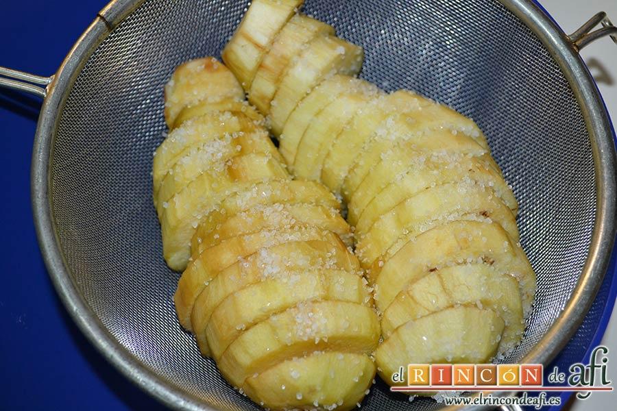 Croque cake de berenjenas, ponerlas a escurrir con abundante sal gorda