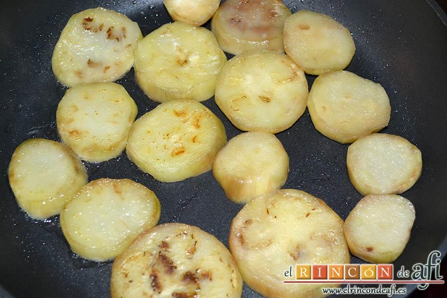 Croque cake de berenjenas, ponerlas a freír con aceite de oliva