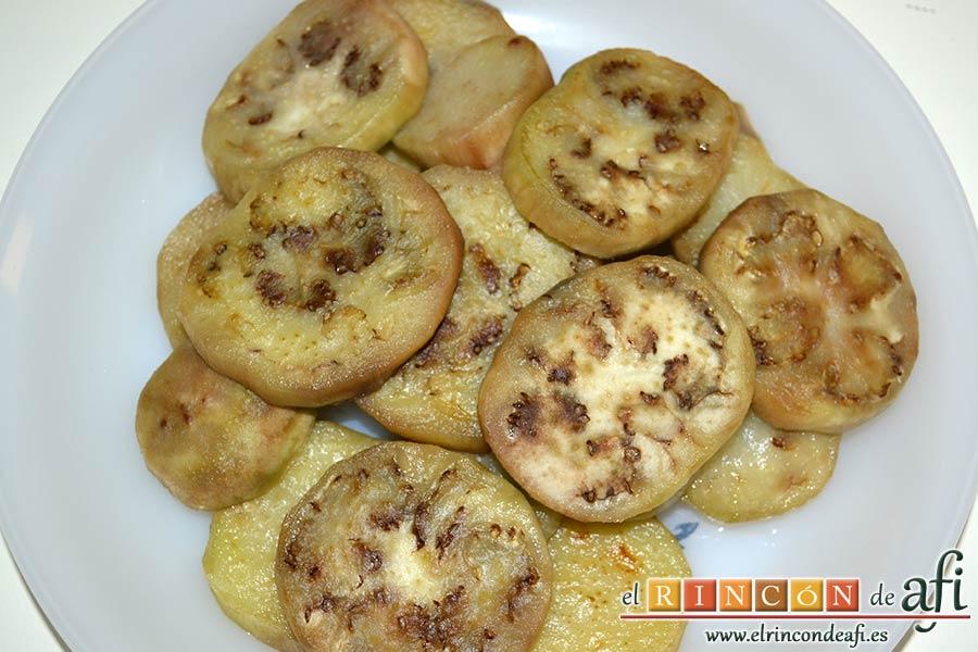 Croque cake de berenjenas, reservar en un plato para que enfríen