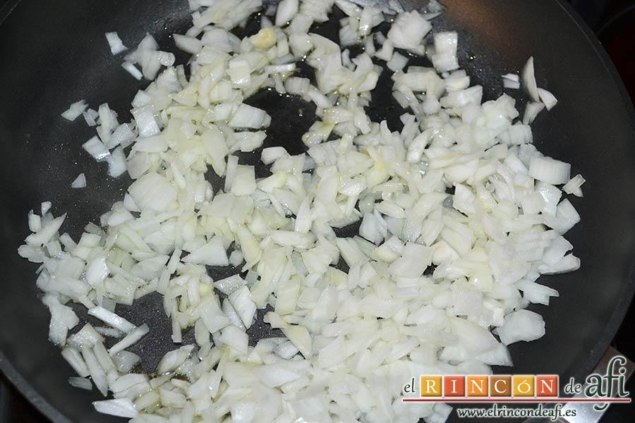 Croque cake de berenjenas, pochar la cebolla picadita