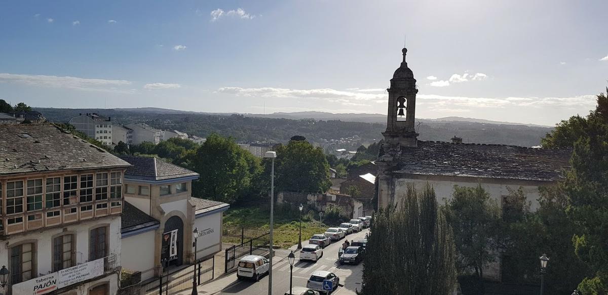 Vista desde la muralla. Al fondo se ve la Sala de Exposicións Porta Miñá y la Iglesia del Carmen.