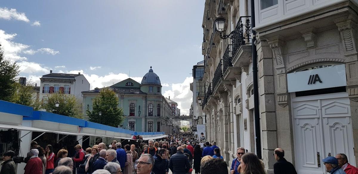 Puestos de artesanía en la Fiesta de San Froilán. Al fondo se puede ver el edificio dedicado al Círculo de las Artes.
