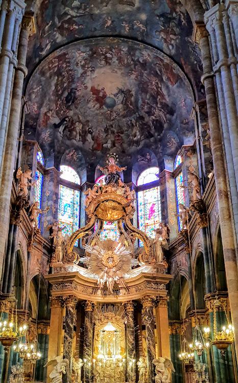 Altar mayor de la Catedral con la exposición permanente del Santísimo Sacramento.