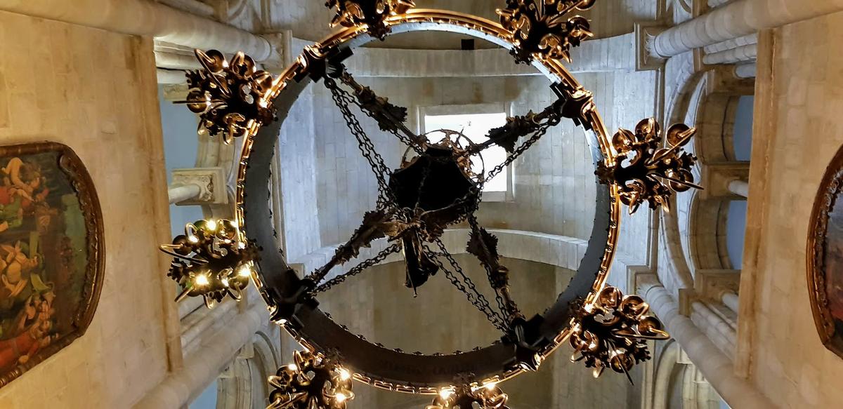 Lámpara sobre el coro de la catedral.