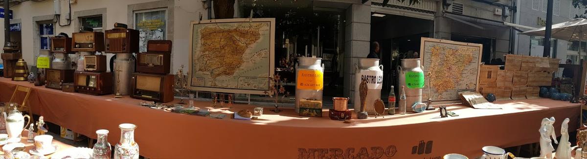 Feria de antiguedades en la calle comercial Rúa Raíña. Lugo.