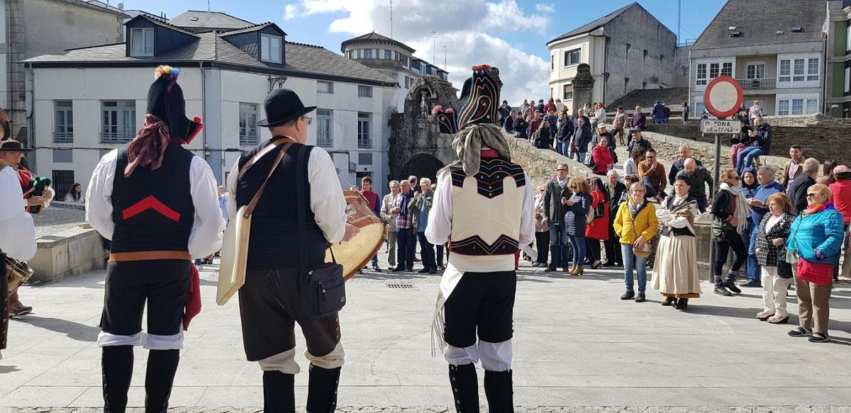 Gaiteiros alegrando las plazas en el San Froilán.