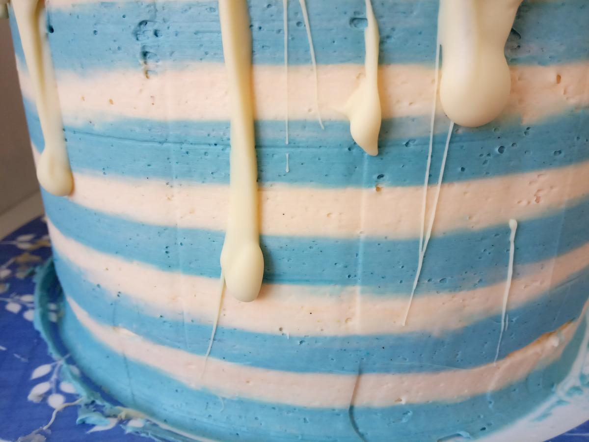 Vista frontal tarta de crema de rayas bicolor