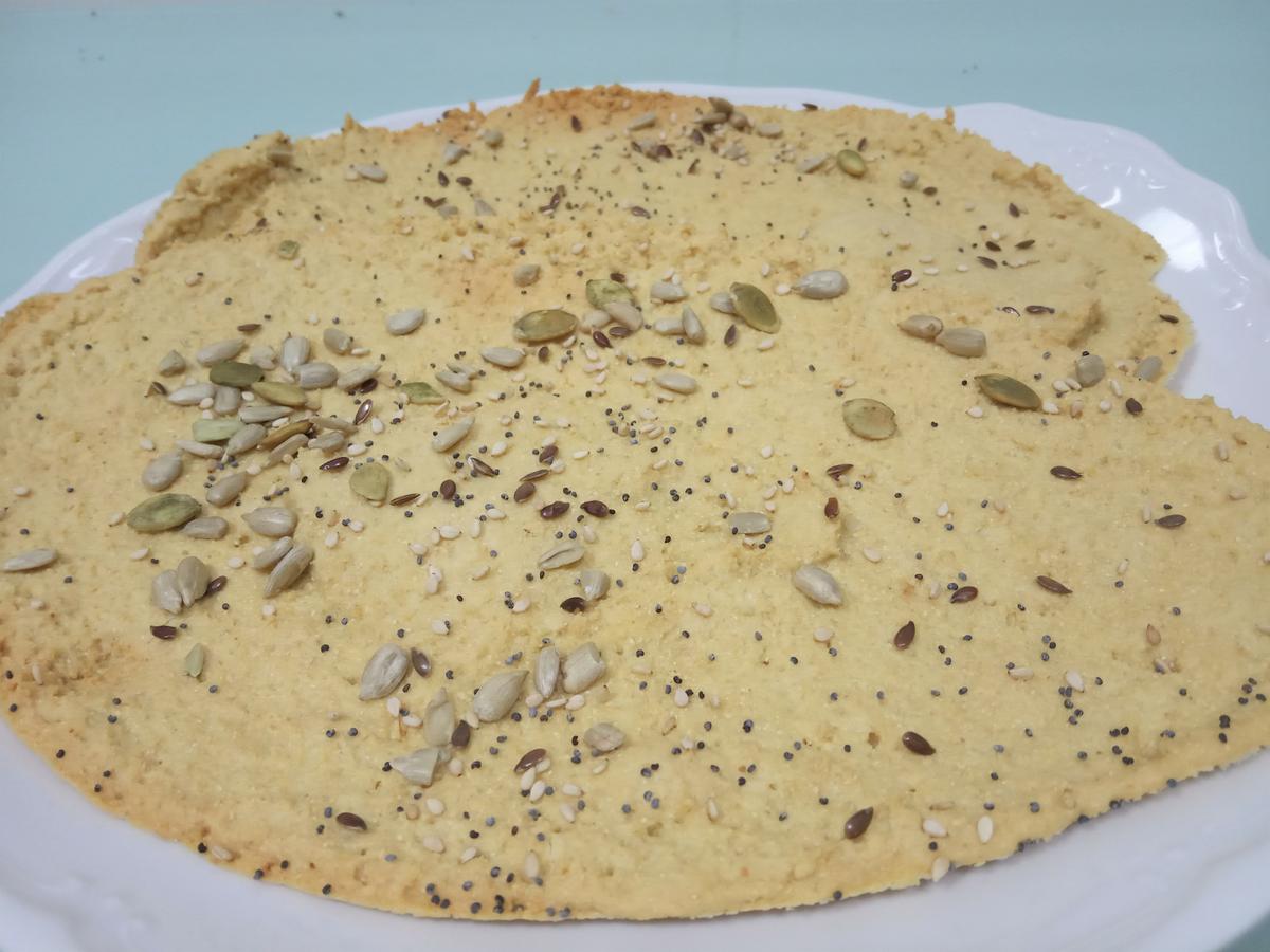 Detalle de cracker especiados de harina de garbanzos