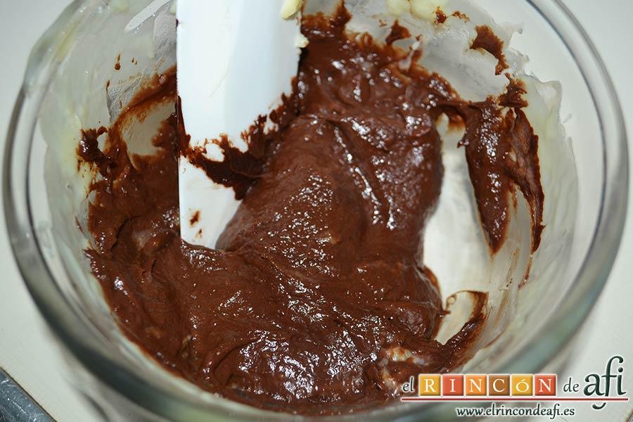 Conos de hojaldre rellenos con crema pastelera, mezclar bien