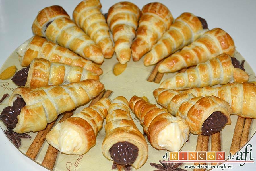 Conos de hojaldre rellenos con crema pastelera, disponerlos en la bandeja de presentación