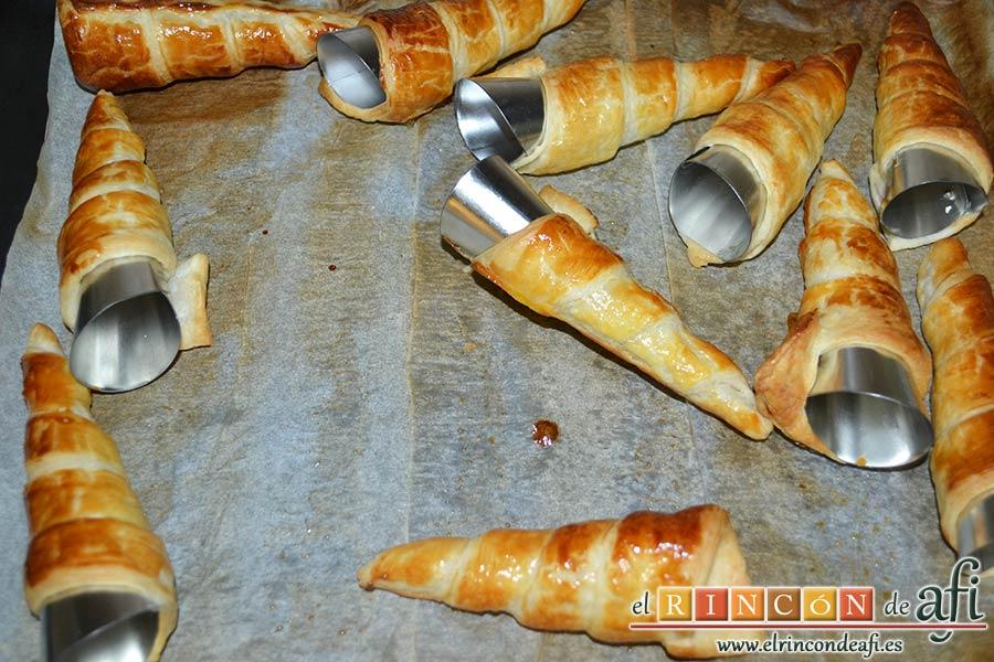 Conos de hojaldre rellenos con crema pastelera, hornear y sacar del horno