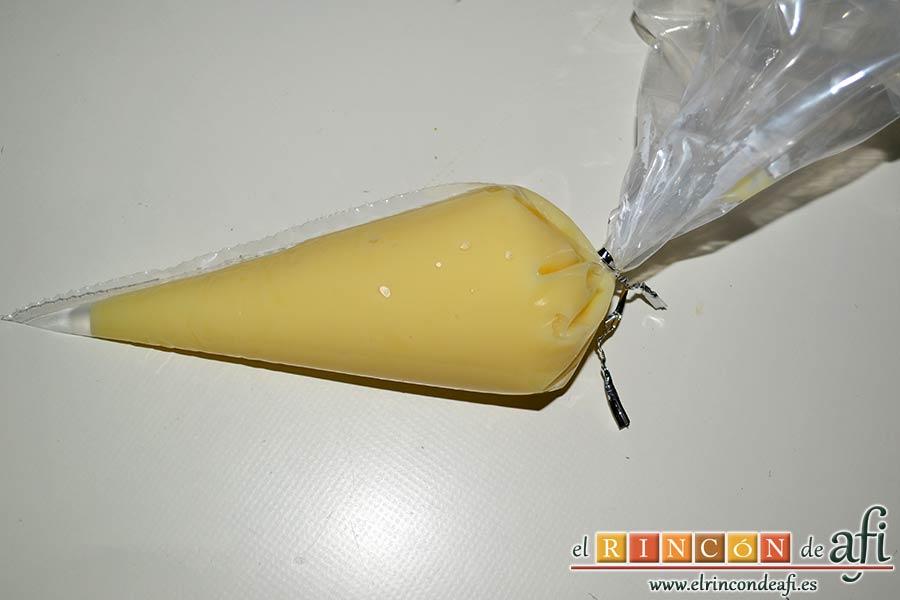 Conos de hojaldre rellenos con crema pastelera, cerrarla bien