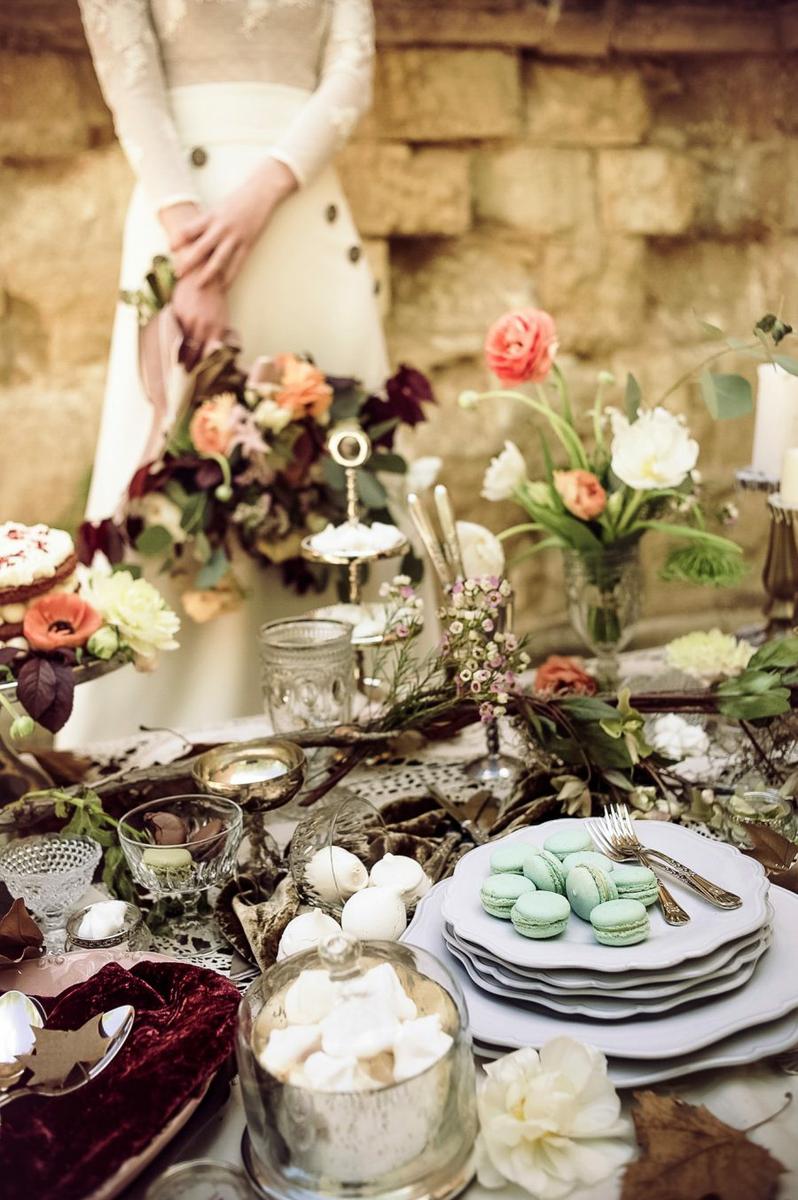 mesa de boda, decoración de mesa, banquete de boda, romántica, texturas, lujo, vintage, decadencia, detalles, deco, vajilla, delicatessen, flor, novia, ramo de flores, ramo de novia, macarons